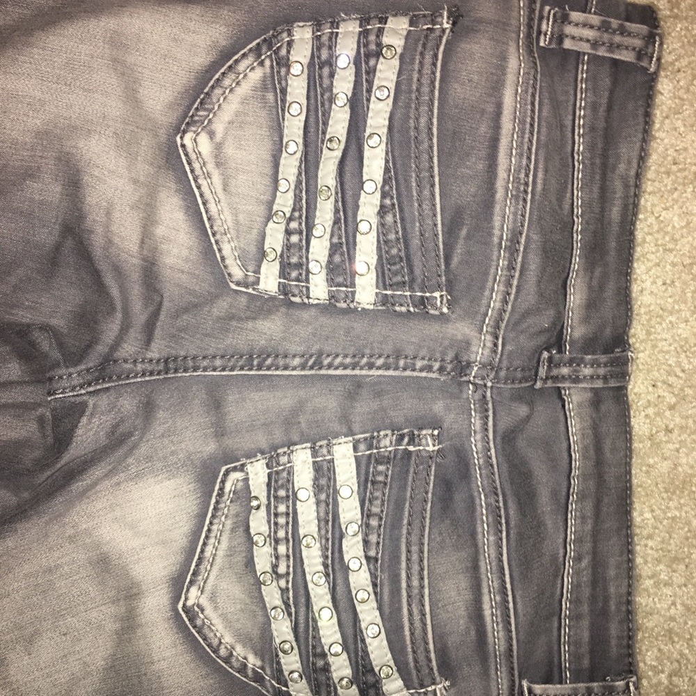❄️Grey Cache Embellished Capris - Picture 4 of 7